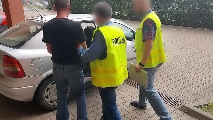 Bez uprawnień uciekał przed policją. Wydmuchał prawie 3 promile