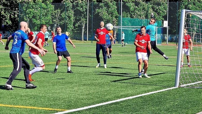 Lider deklasuje wicelidera