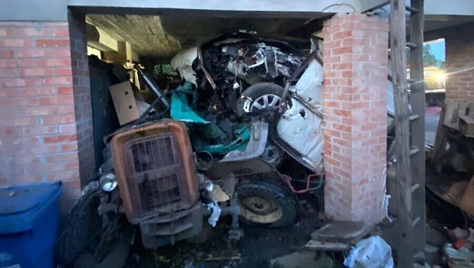 Pijany kierowca wjechał w garaż. Uszkodził "malucha" i traktor