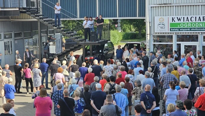 Protest przed Kwadratem.  Ponad 100 osób na spotkaniu przed PSM