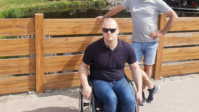 Asystenci pomagają osobom z niepełnosprawnościami