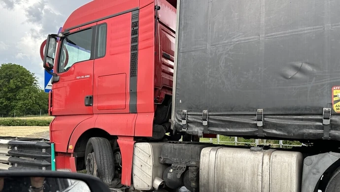 Ciężarówka uderzyła w bariery