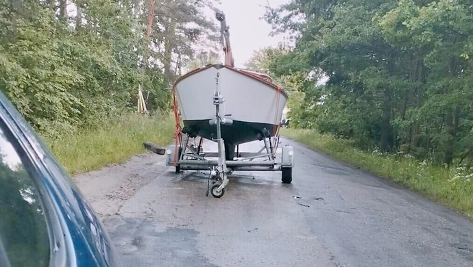 Łódź pozostawiona na środku drogi. Nietypowe zdarzenie w gminie Wolbórz