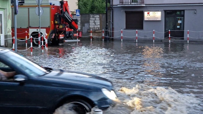 Nagła ulewa zalała ulice Piotrkowa ZDJĘCIA FILMY