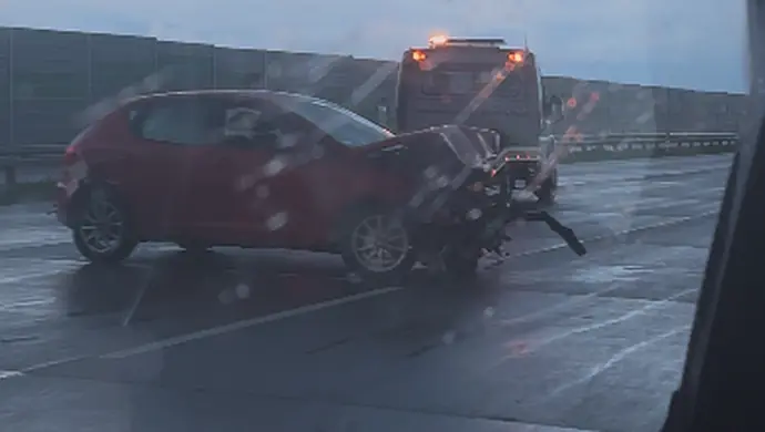 Samochód uderzył w bariery na A1