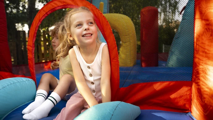 Kino, dmuchańce i tatuaże. Rodzice, rezerwujcie czas dla swoich dzieci!