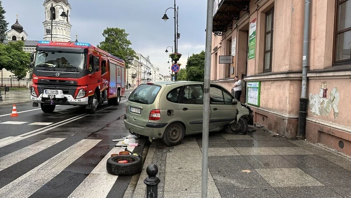 Kobieta uderzyła w budynek. Groźny wypadek na Słowackiego. Świadkowie: &#8222;była kompletnie pijana&#8221;