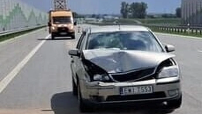 Zderzenie dwóch aut na A1. Uszkodzony zabytkowy Żuk