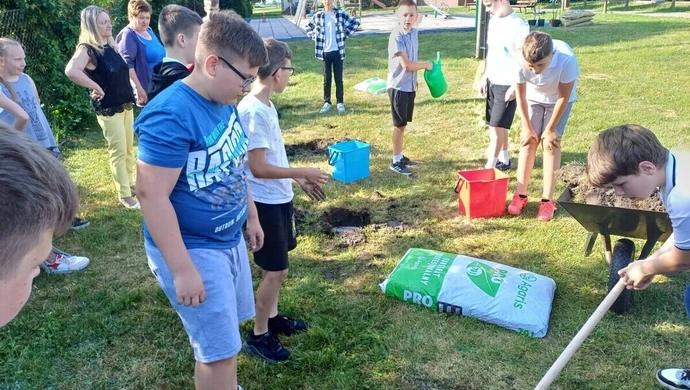 Posadzili sad przy szkole