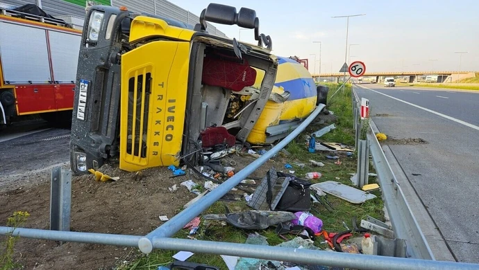 Betonowóz przewrócił się w rejonie A1