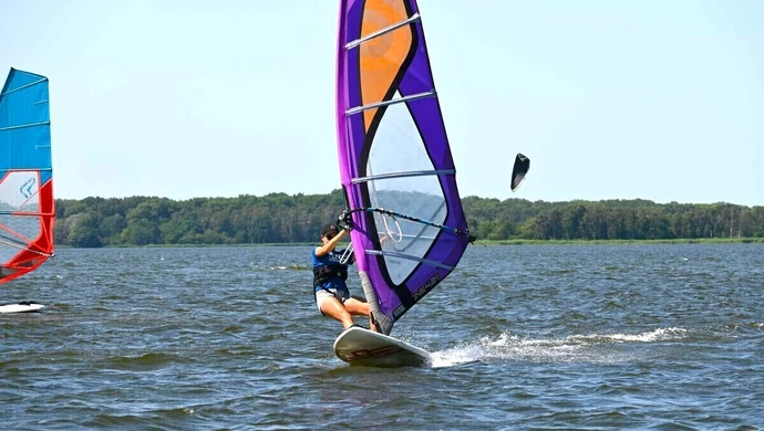 Pomysł na wakacje! Obóz windsurfingowy nad morzem