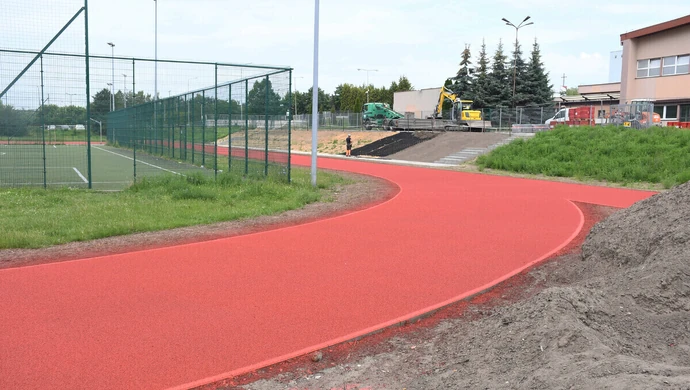 Nowa bieżnia przy SP 12 na ukończeniu