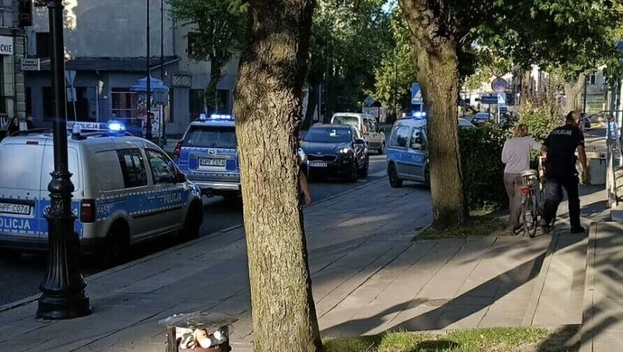 Nowe fakty - Aresztowany obcokrajowiec, który wbiegł z nożem do apteki.  Według świadków krzyczał &#8222;Allah&#8221;. Mamy oświadczenie policji!
