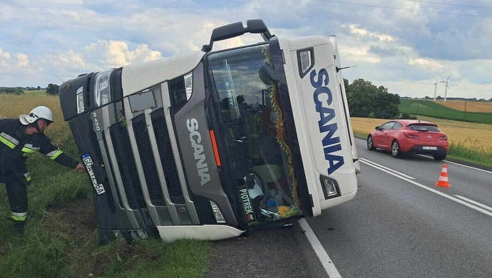 Ciężarówka przewróciła się na DK12