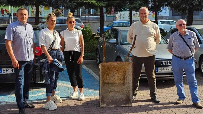 Radna nie została wywieziona na taczce. Na razie&#8230;