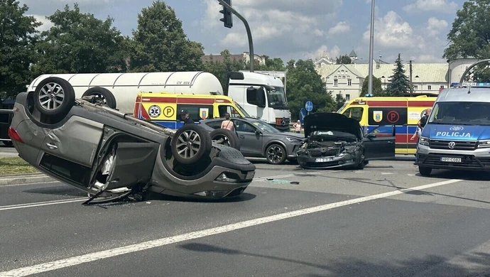 Groźny wypadek w centrum Piotrkowa. Jest film z momentu zdarzenia! ZDJĘCIA