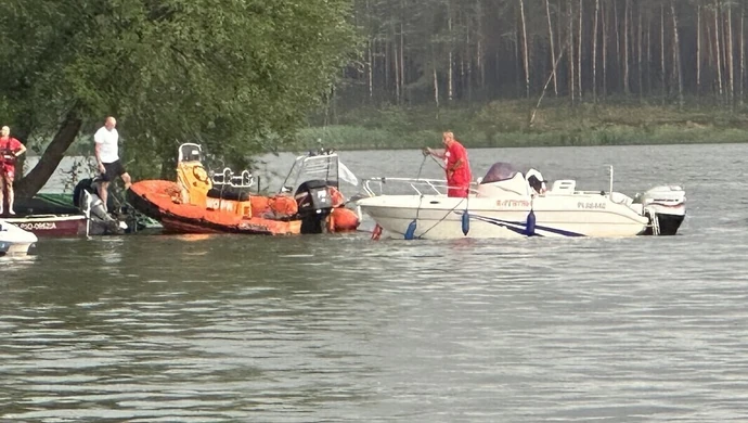 Przewrócona łódź na Zalewie Sulejowskim