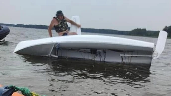 Ta sama żaglówka przewróciła się dwa razy w ciągu kilkunastu minut. Groźne zdarzenie na Zalewie Sulejowskim