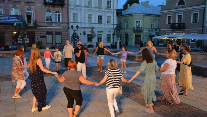 Zatańczą w kręgu na piotrkowskiej starówce