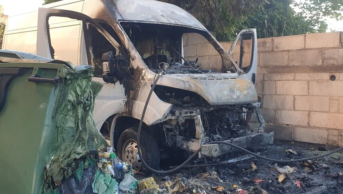 Najpierw zapalił się kontener na śmieci, a potem samochód