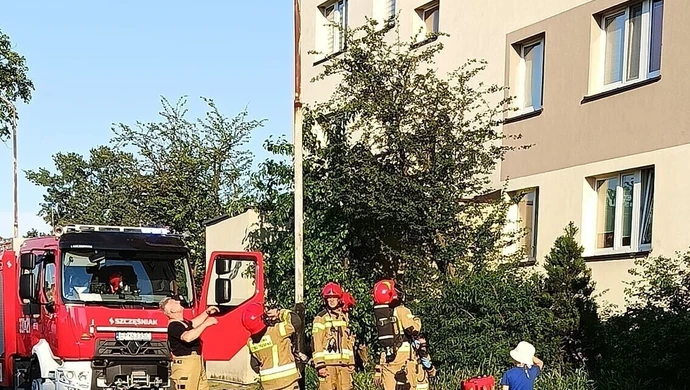 Ewakuacja mieszkańców jednego z wieżowców w Piotrkowie