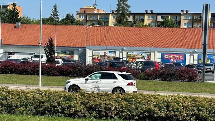 Wypadek podczas egzaminu na prawo jazdy. Groźne zdarzenie na skrzyżowaniu Sikorskiego i Kostromskiej ZDJĘCIA