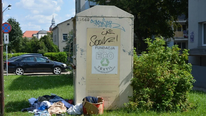 Kto odpowiada za przepełnione pojemniki na używaną odzież?