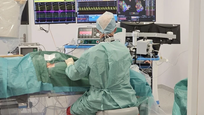 Piotrkowski szpital wykonuje zabieg ablacji. Lekarze wprowadzają elektrodę do serca