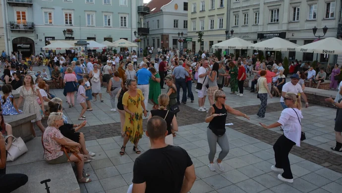 Potańcówka na Rynku przyciągnęła tłumy ZDJĘCIA FILM