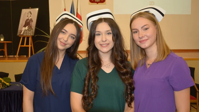 Absolwentki pielęgniarstwa w Akademii Piotrkowskiej otrzymały czepki pielęgniarskie