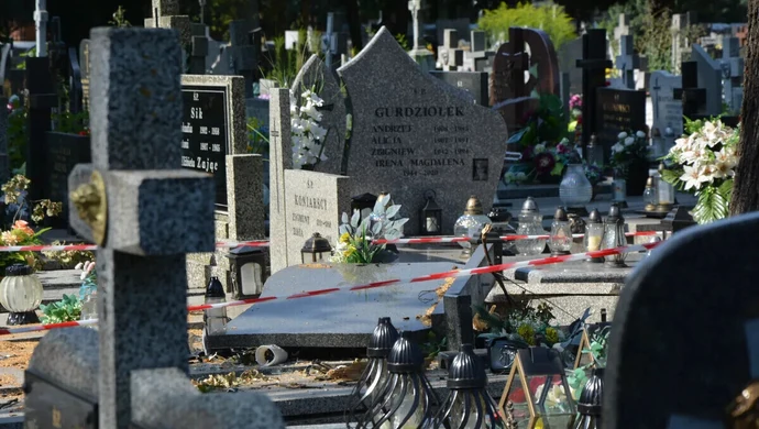 Zniszczone nagrobki na cmentarzu w Piotrkowie zostaną odremontowane