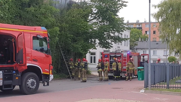 Pożar budynku przy mediatece. Strażacy w aparatach tlenowych weszli do środka