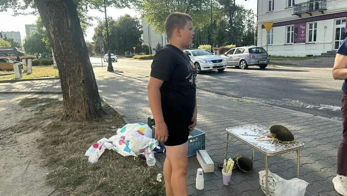 11-letni Kacper zbiera na wycieczkę do Krakowa. Na ulicy sprzedaje m.in lemoniadę