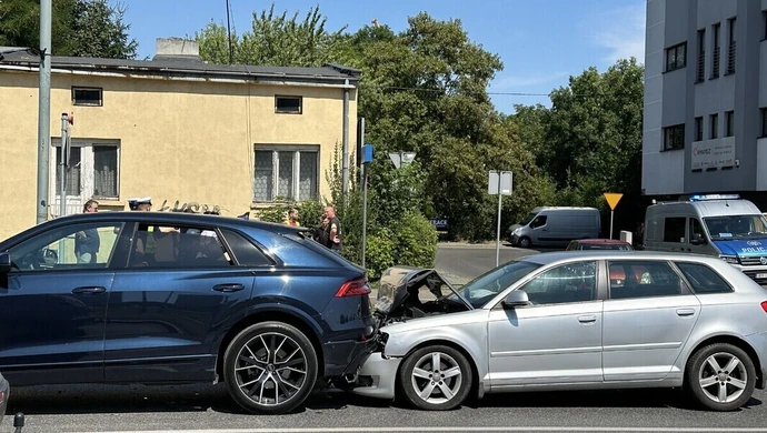 Jedno Audi zatrzymało się przed pasami, drugie w nie uderzyło