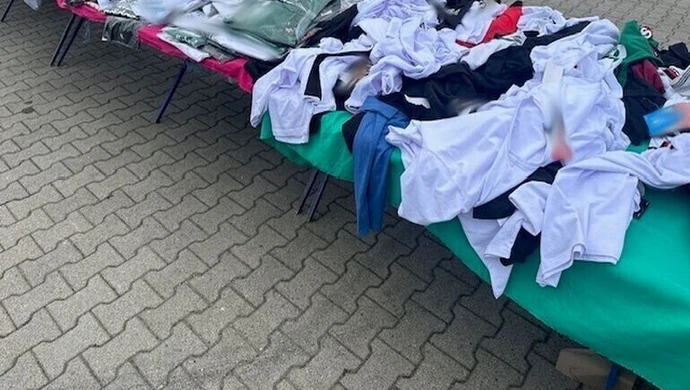 Handlowali podrabianą odzieżą. Zatrzymali ich funkcjonariusze KAS