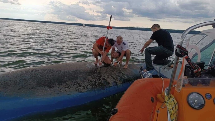 Wywrócona żaglówka na Zalewie Sulejowskim. Interweniowali WOPR i policja