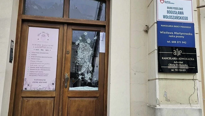 Zdewastowane drzwi biura posła PO w Piotrkowie