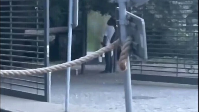 Nieobyczajny wybryk w parku. Policjanci ustalają tożsamość mężczyzny