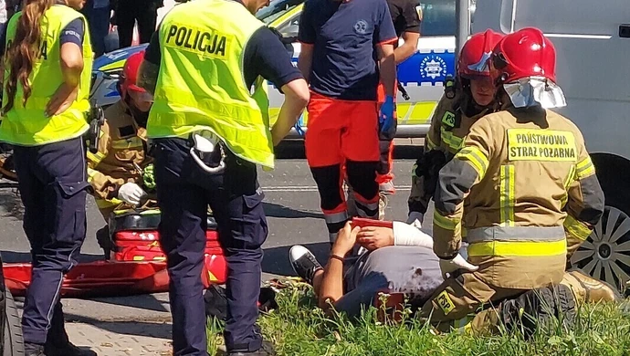 Zderzenie motocykla i samochodu osobowego na Dmowskiego ZDJĘCIA