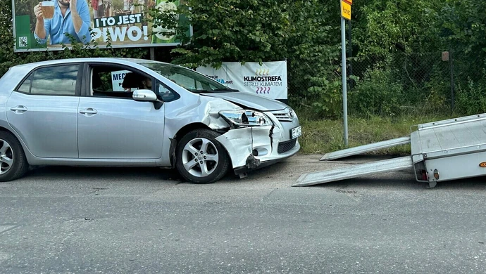 Zderzenie dwóch samochodów na skrzyżowaniu Żelaznej i Roosevelta