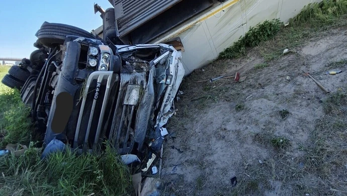 Ciężarówka wypadła z trasy. Kierowca był kompletnie pijany ZDJĘCIA