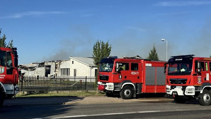 W Żłobnicy spłonęła hala produkcyjno-magazynowa; trwa dogaszanie pogorzeliska