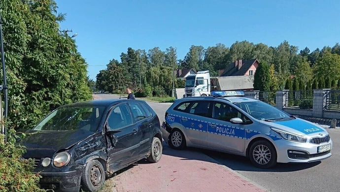 Uciekał przed policją, a potem zderzył się z … radiowozem. Był pijany