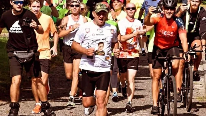 Biegnie przez Polskę dla syna. Wkrótce dotrze do nas