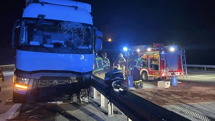 Ciężarówka uderzyła w bariery. Strażacy zabezpieczyli wyciek paliwa