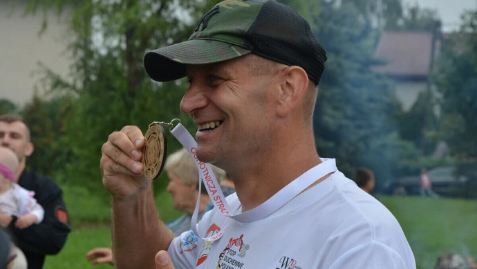 Biegnie przez Polskę, by ratować syna. Dotarł do powiatu piotrkowskiego