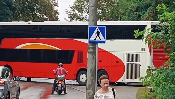 Piętrowy autokar zablokował Wojska Polskiego