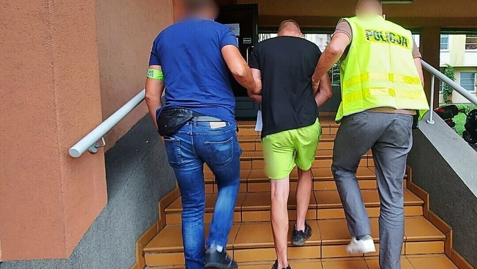 Pijany mężczyzna bez prawa jazdy próbował przejechać policjantkę