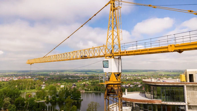 Zakup czy wynajem żurawia wieżowego? Porównanie kosztów