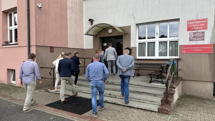 Radni obejrzeli szkoły
